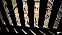 Prisioneros en el patio del Combinado del Este, cárcel de máxima seguridad en La Habana, Cuba, fotografiados en abril de 2013. AFP/Adalberto Roque