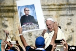 El papa Francisco saluda a los devotos de Pablo VI tras la ceremonia de canonización en la Plaza de San Pedro.