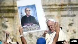 El papa Francisco saluda a los fieles en la Plaza de San Pedro. 