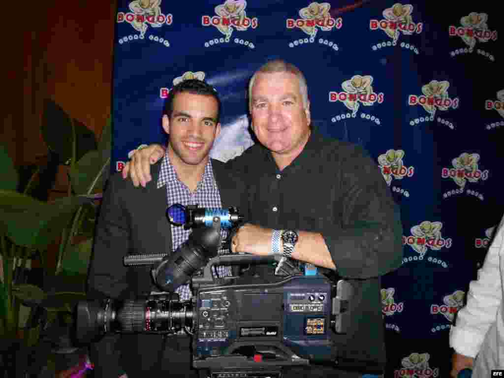 El gimnasta cubano-americano Danell Leyva (Derecha) junto al Camarógrafo-Editor de Televisión Martí Rodolfo Hernández. Foto/Rodolfo Hernández (Camarógrafo-Editor)