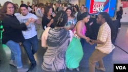 Asistentes bailan durante una noche de celebración a la "Reina de la Salsa" Celia Cruz como hito hispano en EEUU en el Museo Nacional de Historia Estadounidense, en Washington.