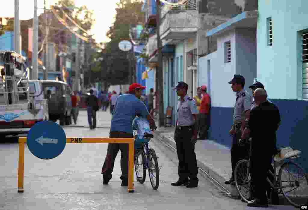 Policías cubanos controlaron el acceso frente a la sede del tribunal municipal de la ciudad de Bayamo (Granma), donde se celebraró el juicio al español Ángel Carromero.