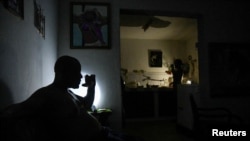 Un hombre bebe agua de su casa durante un corte de energía en Matanzas, Cuba, el 22 de agosto de 2024. REUTERS/Norlys Perez/Foto de archivo