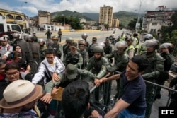 Integrantes de la Guardia Nacional Bolivariana bloquean una vía de acceso al Tribunal Supremo de Justicia en Caracas.