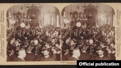 El General Wood transfiere el gobierno a Tomás Estrada Palma en el Palacio el 20 de Mayo de 1902. Library of Congress.