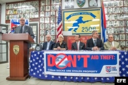 Orlando Gutiérrez habla junto al presidente de la Brigada 2506, Johnny López; la presidenta de MAR por Cuba, Silvia Iriondo, y Javier Garcés y Mickael Behn, cuyas familias eran dueños de puertos marítimos en Cuba.