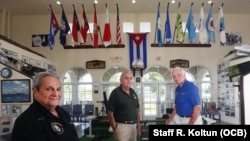 De izquierda a derecha, Félix Ismael Rodríguez, Esteban Bovo y José Pepe Cancio, veteranos de Bahía de Cochinos.