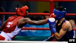 Foto de archivo del cubano Yordenis Ugas, (rojo) en acción frente al rumano Georgian Popescu durante el combate de boxeo de cuartos de final de los Juegos Olímpicos de Pekín 2008.