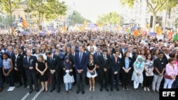 Fotografía facilitada por la Generalitat de Cataluña, del rey Felipe, el presidente del Gobierno, Mariano Rajoy; el presidente catalán, Carles Puigdemont, y la alcaldesa de Barcelona, Ada Colau, entre otros, durante la manifestación contra el terrorismo q