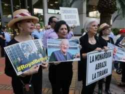 Cubanos exiliados protestan por la visita de los Reyes de España a Cuba (Foto: Roberto Koltún).