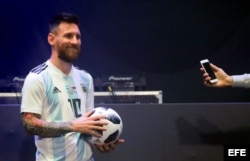 Lionel Messi posa con el balón oficial para el Mundial FIFA Rusia 2018, de nombre Telstar 18, durante su presentación en Moscú (Rusia) este 9 de noviembre de 2017.