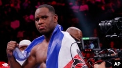 FOTO ARCHIVO. Frank Sánchez, de Cuba, celebra tras derrotar a Efe Ajagba, de Nigeria, por decisión unánime en un combate de boxeo por el título de peso el 9 de octubre de 2021, en Las Vegas. (Foto AP/Chase Stevens)