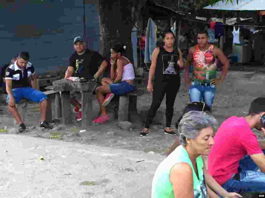 Cubanos varados en la frontera de Costa Rica con Nicaragua esperan una solución para continuar camino a EEUU.