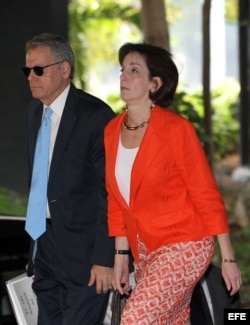 La secretaria de Estado adjunta para Latinoamérica, Roberta Jacobson, junto a Jeffrey DeLaurentis.