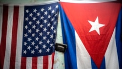 Las banderas de EEUU y Cuba cuelgan de un muro en La Habana. (AP/Ramon Espinosa)