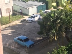 Carro policial custodiando la casa de acticvista Marthadela Tamayo.