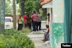 Reunión de represores a 100 mts. d sede @DamasdBlanco Lawton #LaHabana. (Angel Moya/Twitter)