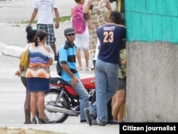 Vigilancia a sede de Damas de Blanco en Lawton sábado 16 abril Foto de Angel Moya