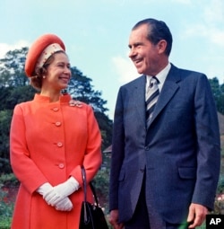 La Reina Isabel II junto al presidente Nixon, en 1970. (AP/Archivo)