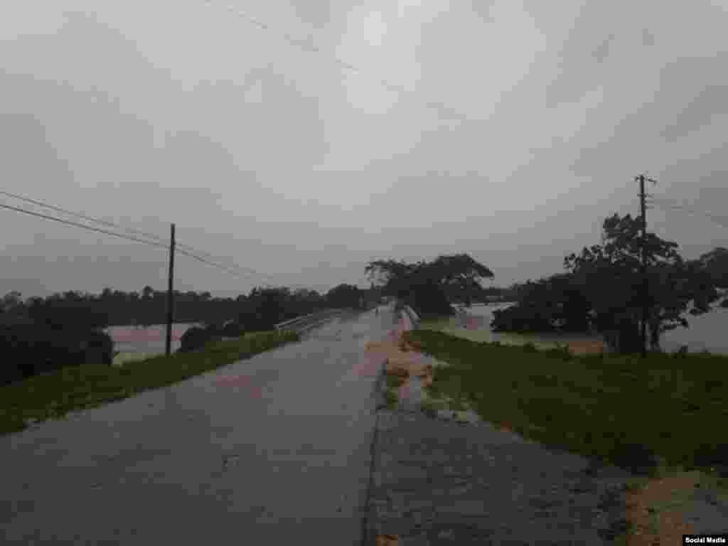 Crecida del río San Sebastián en San Juan y Martínez, provocada por las lluvias del huracán Michael (Fátima Rivero).