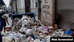 Un panorama común en varias ciudades de Cuba, vertederos desbordados de basura que pueden permanecer en el lugar por meses sin ser recogidos. 