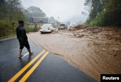 Una carretera inundada en las afueras de Boone, Carolina del Norte, EE. UU., 27 de septiembre de 2024. REUTERS/Jonathan Drake