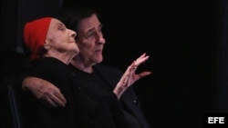 La bailarina Alicia Alonso, y su esposo y director del Museo del Ballet de Cuba, Pedro Simón Martínez, observan el ensayo hoy, viernes 6 de junio de 2014, en el Centro de Bellas Artes de San Juan. La Compañía llega a Puerto Rico, tras su última presentaci