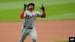 Andy Ibáñez, de los Tigres de Detroit, hace un gesto mientras se acerca al plato con un jonrón contra los Guardianes de Cleveland durante la primera entrada de un juego de béisbol el martes 7 de mayo de 2024 en Cleveland. (Foto AP/Sue Ogrocki)