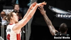 Kelly Olynyk (i). Foto tomada del Twitter de @MiamiHeat.