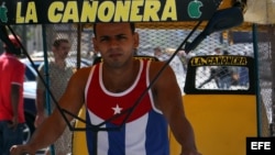 Un bicitaxista usa una camiseta con la bandera cubana en La Habana. 