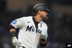 Yuli Gurriel, de los Miami Marlins, corre después de conectar un sencillo durante la octava entrada de un juego de béisbol contra los Bravos de Atlanta, el domingo 17 de septiembre de 2023, en Miami. (Foto AP/Lynne Sladky)