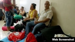 Cubanos albergados en la iglesia Santa Ana, en la capital panameña.