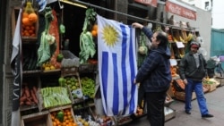 Actor cubano realiza performance por la libertad de Cuba en Montevideo, Uruguay