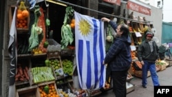 Una bandera de Uruguay en Montevideo.