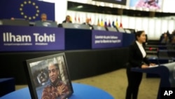 Una imagen del economista Ilham Tohti, cuando el preso político uigur recibió en ausencia el Premio Sájarov a la Libertad de Conciencia, en la sede del Parlamento Europeo en Estrasburgo, Francia, el 18 de diciembre de 2019. (AP/Jean-Francois Badias).