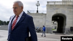 El senador Bob Menéndez frente al Capitolio, en Washington D.C. (REUTERS/Craig Hudson/Archivo)