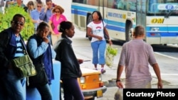 Varios cubanos esperan en las calles de La Habana. Foto: Rivera Notario.