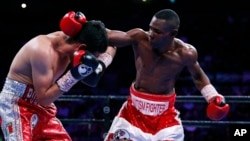 Guillermo Rigondeaux, a la derecha, pelea contra Julio Ceja en un combate de boxeo de peso supergallo el domingo 23 de junio de 2019, en Las Vegas. (AP Photo/John Locher)