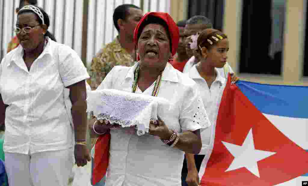 Reina Luisa Tamayo lleva una urna con las cenizas de su hijo Orlando Zapata Tamayo mientras habla con periodistas afuera de la representación diplomática de EEUU en Cuba el 8 de junio de 2011.