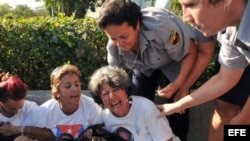 Arrestan a Damas de Blanco. Foto de archivo