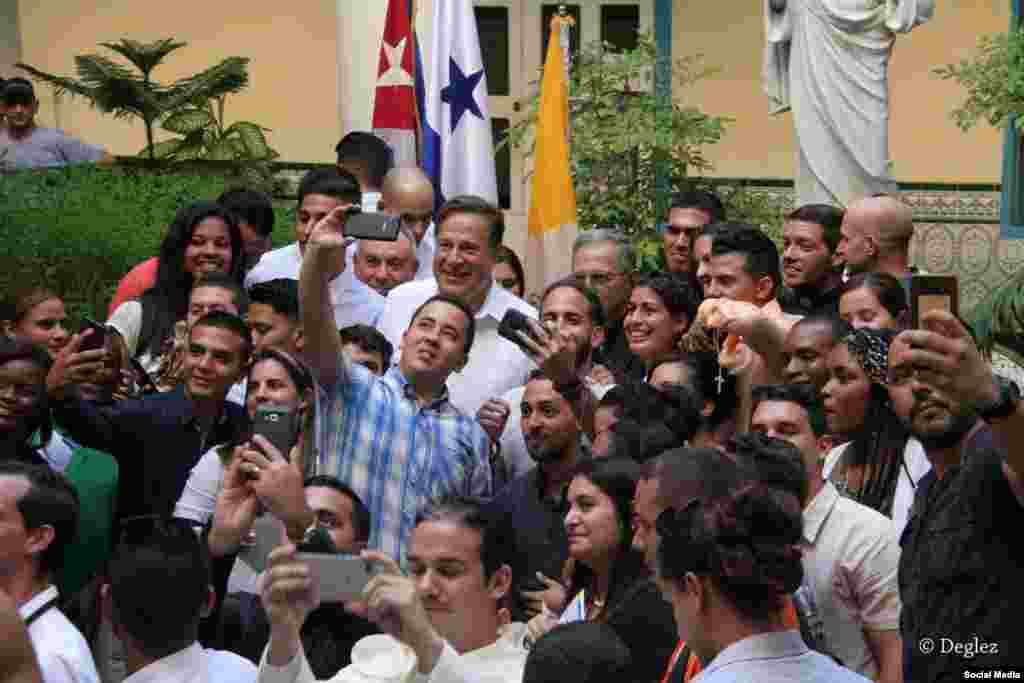 El presidente Varela se toma fotos con los jóvenes católicos cubanos reunidos en el Arzobispado de La Habana. 