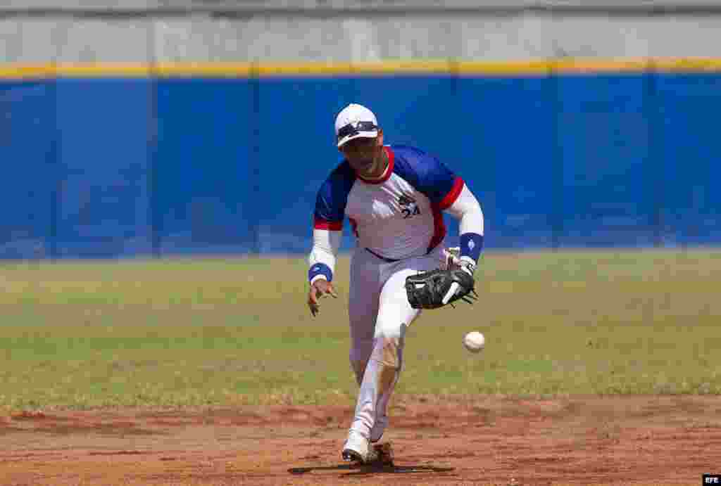 A Yoan Moncada lo comparan con los peloteros cubanos de Grandes Ligas, Yasiel Puig y Yasmany Tomás.