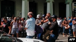 Un hombre es arrestado durante una manifestación contra el gobierno del presidente cubano Miguel Díaz-Canel en La Habana, el 11 de julio de 2021.