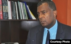 El canciller de Bahamas, Fred Mitchell