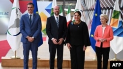 De izquierda a derecha, el presidente del gobierno español, Pedro Sánchez, el presidente del Consejo Europeo, Charles Michel, la presidenta de Honduras, Xiomara Castro y la presidenta de la Comisión Europea, Ursula von der Leyen, en la Cumbre UE-CELAC. (AFP/Emmanuel Dunand).