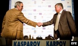 (i-e) Gary Kasparov y Anatoly Karpov, el 24 de septiembre de 2009, en Valencia, España.