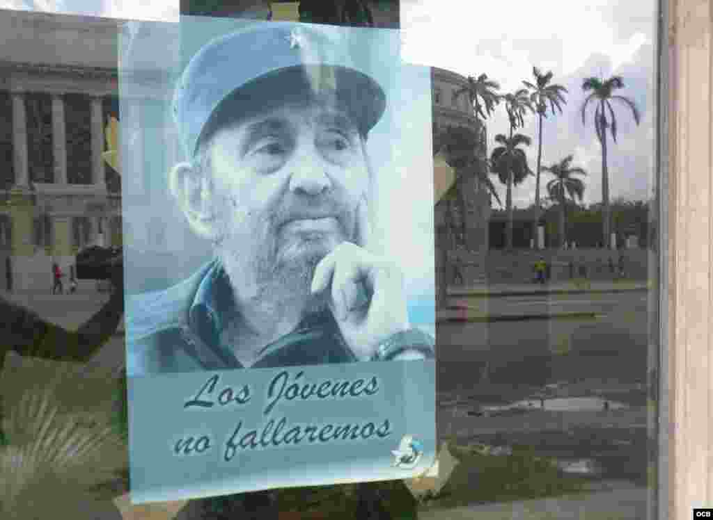 Pancartas y afiches de Fidel Castro en establecimientos estatales.