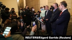 Gerardo Blyde, jefe de la delegación de la Plataforma Unitaria de Venezuela, habla con los medios luego de continuar las negociaciones en Ciudad de México. Foto: REUTERS/Edgard Garrido.
