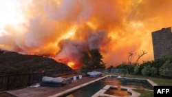 Un incendio forestal arde cerca de viviendas en Pacific Palisades, California, el 7 de enero de 2025. David Swanson / AFP.