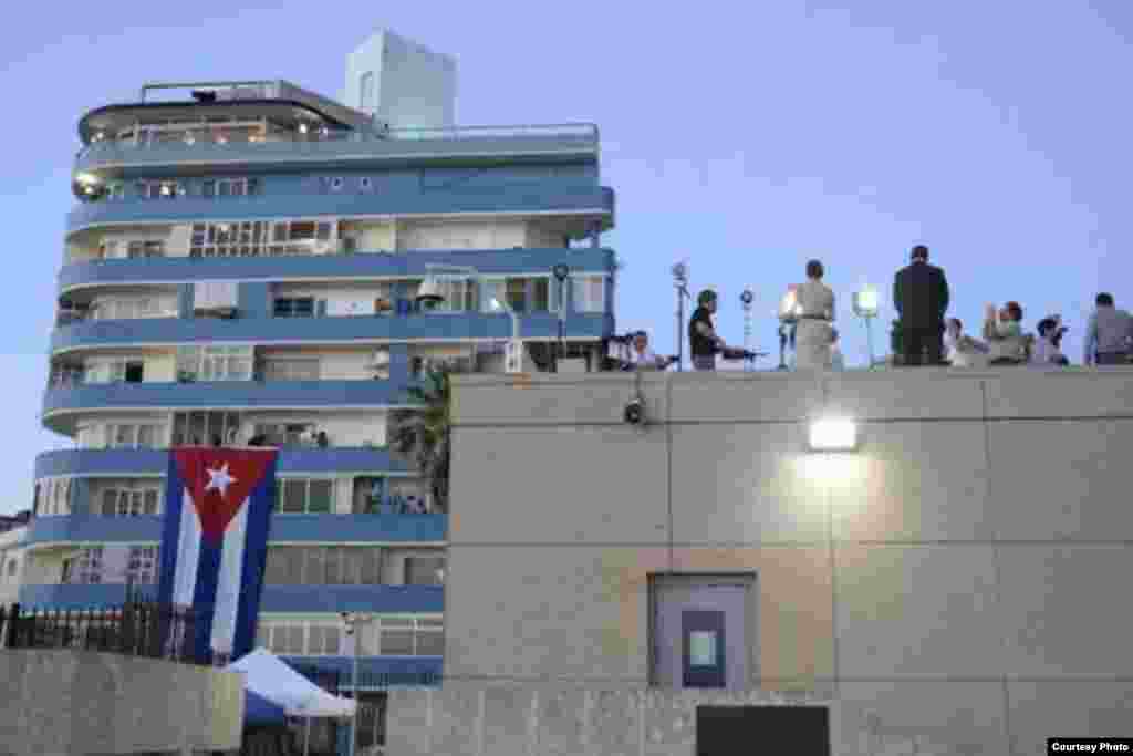 Los periodistas ubican sus dispositivos en las azoteas habaneras para hacer la cobertura de prensa de la ceremonia de izado de la bandera y acto oficial de reapertura de la Embajada de Estados Unidos en La Habana. Los medios locales en Miami y la prensa independiente no lograron ser acreditados para cubrir la ceremonia.